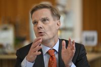 Rapport från Swedbank, med vd och koncernchef Jens Henriksson. Arkivbild.