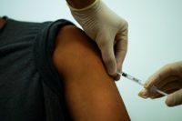 En man vaccineras mot apkoppor i Barcelona, Spanien, juli 2022.