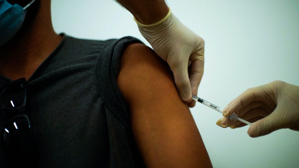 En man vaccineras mot apkoppor i Barcelona, Spanien, juli 2022.