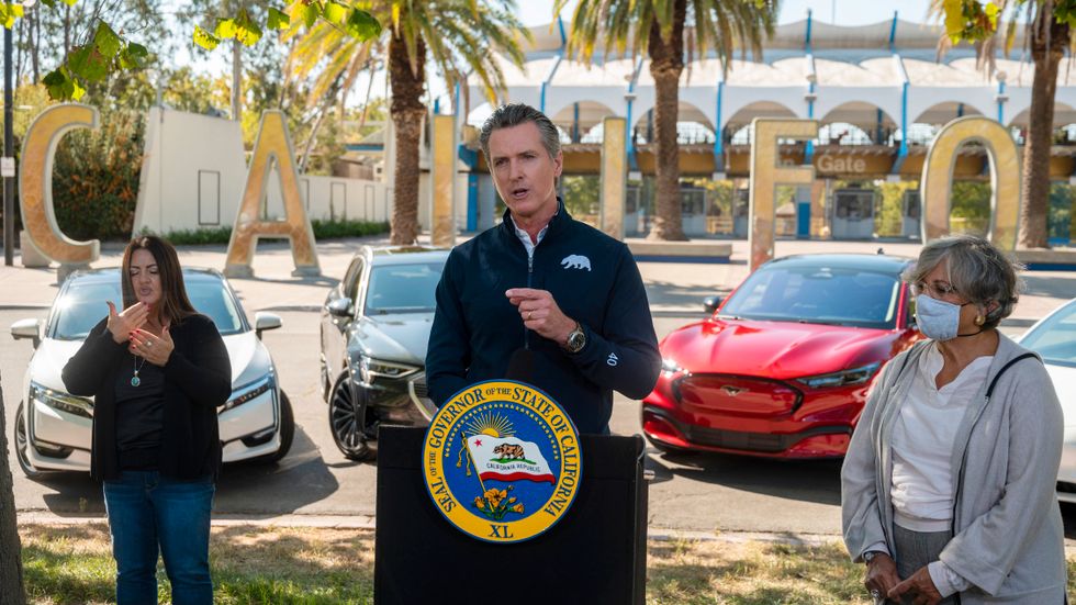 Kaliforniens guvernör Gavin Newsom säger att försäljning av nyproducerade bensindriva bilar kommer att förbjudas.