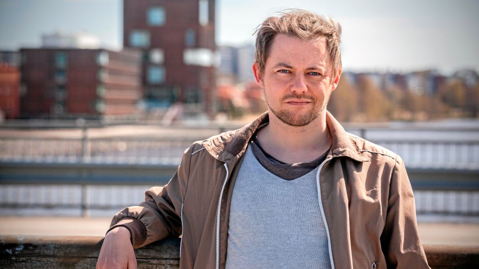 Mikael Berglund (född 1977) debuterade 2015 med den hyllade romanen ”Ett föremåls berättelse om obesvar”. Han arbetar som grafisk formgivare, webbprogramerare och på ett bokcafé i hemstaden Umeå.