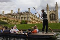 Turister på floden Cam vid Cambridges universitet i England.