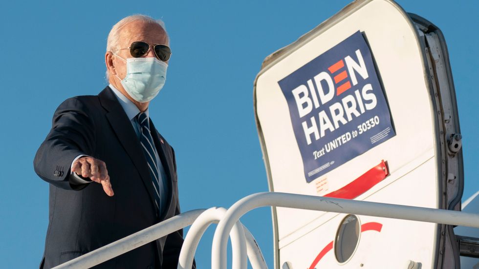 Joe Biden går ombord på sitt kampanjflygplan.