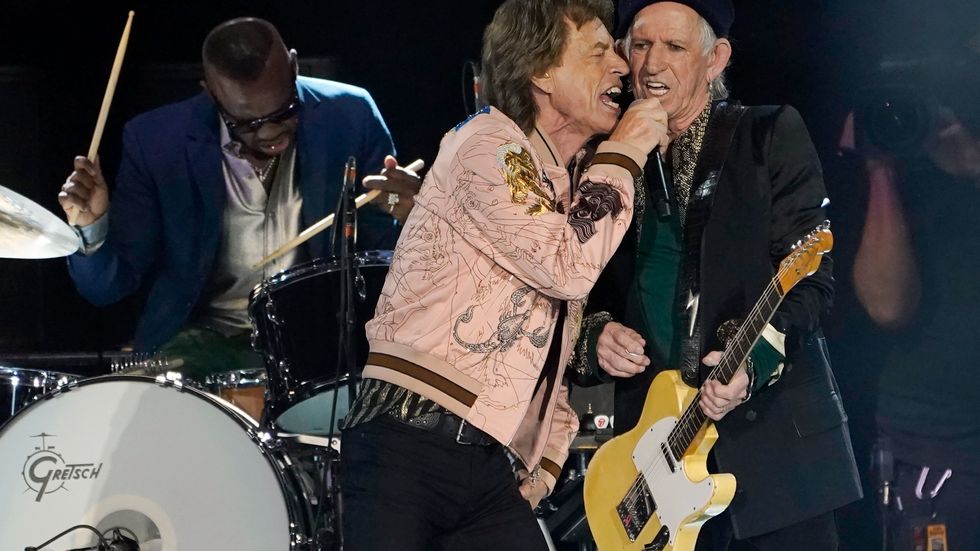 Mick Jagger och Keith Richards på scen i USA i oktober i fjol. Vid trummorna Steve Jordan.