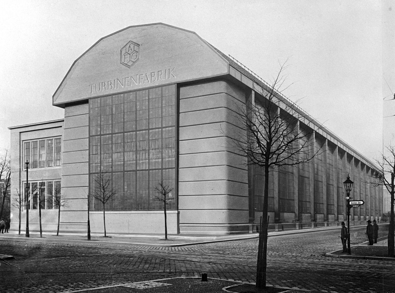 Fabriken som modernitetens tempel. AEG:s turbinhall i Berlin – ritad av Peter Behrens och uppförd 1909 – var förmodligen en av de byggnader som gjorde starkast ­intryck på Gunnar Asplund under hans vistelse i staden 1910.