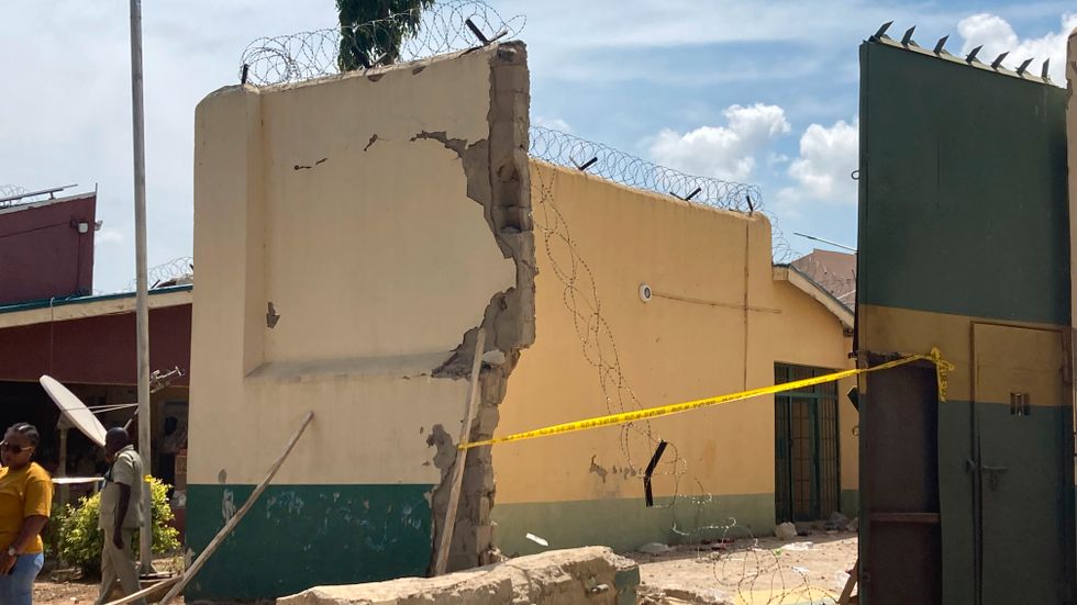 Trasiga väggar efter attentatet mot Kuje-fängelset utanför Abuja i Nigeria. Hundratals fångar fritogs, enligt myndigheterna.