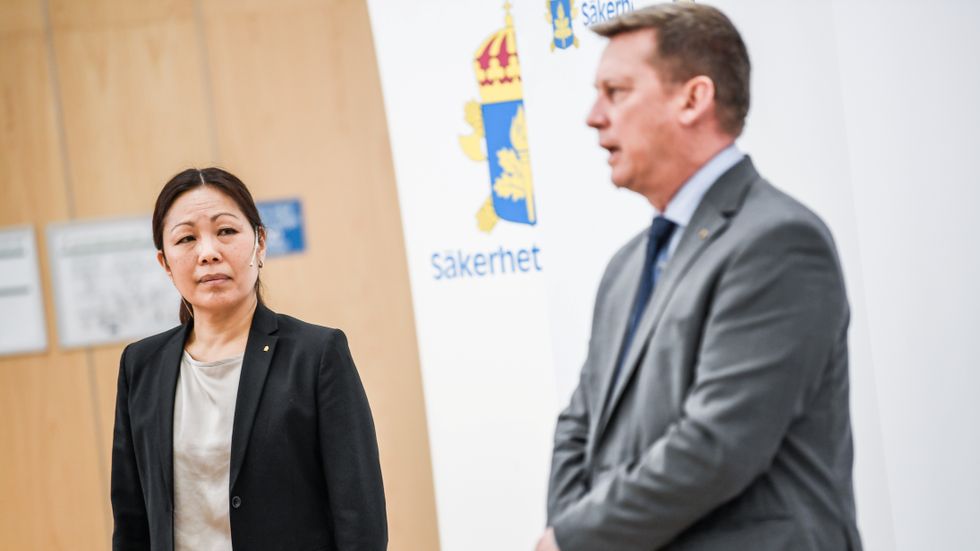 Ahn-Za Hagström, senior analytiker, och Klas Friberg, säkerhetspolischef, under torsdagens pressträff då Säpos årsbok presenterades.