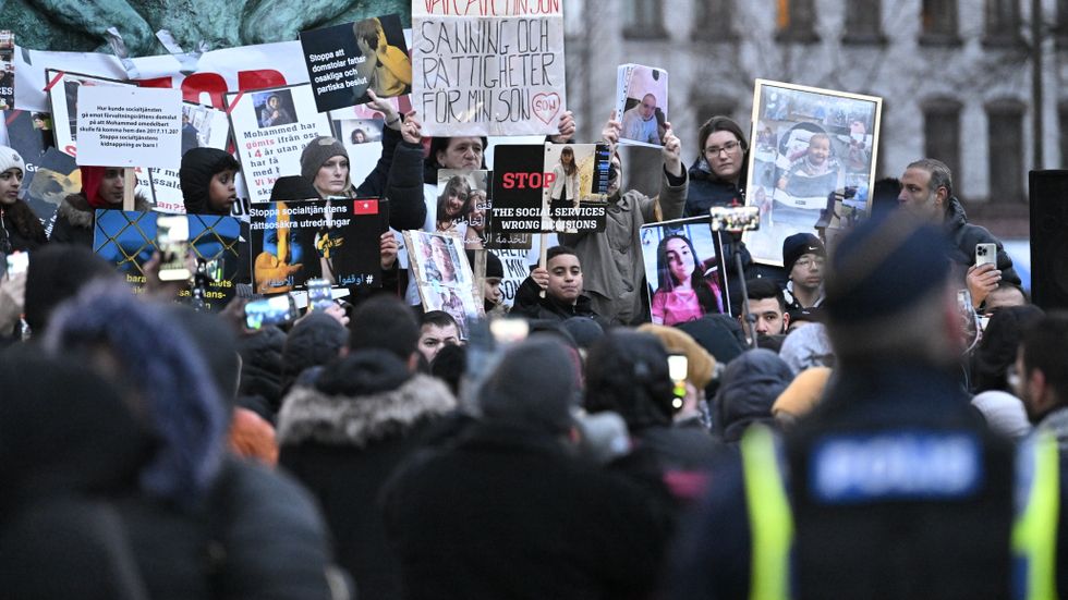 För ett år sedan, i februari 2022, förekom demonstrationer mot LVU och socialtjänsten på Möllevångstorget i Malmö. Nu visar en granskning att Sverige inte var ensamt bland de nordiska länderna om falsk ryktesspridning riktad mot myndigheter. Arkivbild.