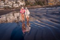 Stränderna är nästan tomma på Gran Canaria detta pandemiår. Åretruntboende pensionärer kan strosa längs vattnet i stillhet. 
