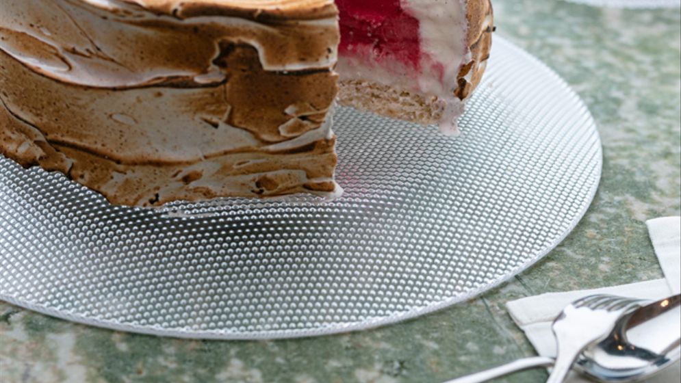 En glasstårta på Garba, där körsbärs- och rosensorbet gömmer sig under en tjock maräng med rosensmak.