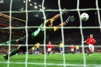 Brasiliens målvakt Taffarel släpper in Kjetil Rekdals straff, Norge vann gruppspelsmatchen i VM 1998 med 2–1. Arkivbild.