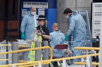 Polisens tekniker undersöker området kring Manchester Arena dagen efter efter terrorattentatet.