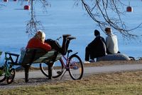 I söndagens vårväder fylldes Norrmälarstrand och Rålambshovsparken i Stockholm med promenerande och solande människor.