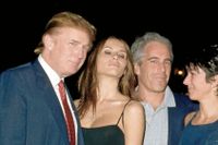 Donald Trump tillsammans med sin framtida fru Melania samt Jeffrey Epstein och Ghislaine Maxwell på Mar-a-Lago i februari 2000.