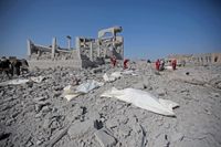 Kroppar framför ruinerna av en byggnad i Dhamar-provinsen i sydvästra Jemen som bombades av den saudiskledda militäralliansen i söndags.