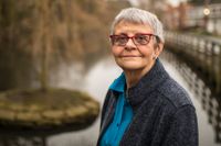Wendy Mitchell fick diagnosen Alzheimer 2014, vid 58 års ålder. Då var hon gruppchef på ett stort sjukhus. Om sin erfarenhet av av att långsamt tappa sig själv skriver hon om i ”Hon som var jag”. Därtill driver hon  bloggen “Which me am I today? som även den handlar om att leva med demens.