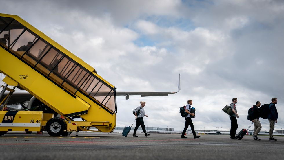 Passagerare från det sista danska planet från Afghanistan går i land i Köpenhamn den 27 augusti.
