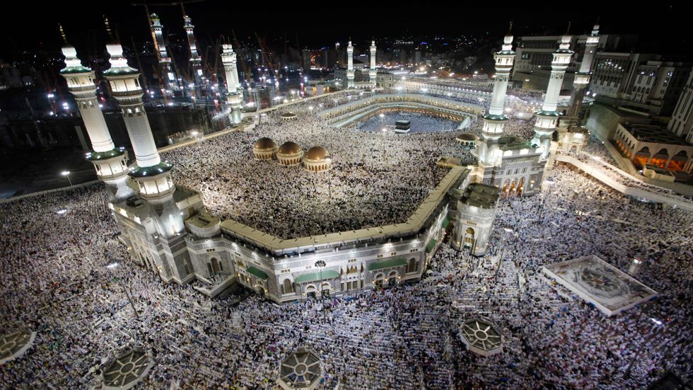 Tiotusentals muslimska pilgrimer rör sig kring den stora moskén i Mecka.