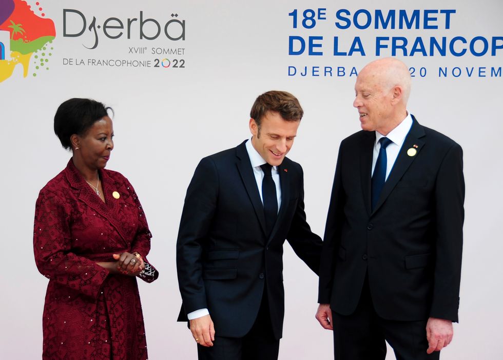 Frankofonins generalsekreterare Louise Mushikiwabo, Frankrikes president Emmanuel Macron och Tuniens president Kais Saied under mötet i Tunisien.