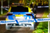 Polis och avspärrningar på Katrinetorps allé utanför Malmö på måndagskvällen efter att en person förts till sjukhus efter ett misstänkt mordförsök.