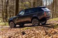 Range Rover befinner sig i en brytpunkt. Frågan är om man ska satsa på det som kanske blir den sista rena V8:an, köpa laddhybriderna eller avvakta ett par år tills den rena elbilen kommer.
