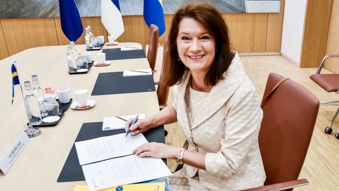 Sveriges utrikesminister Ann Linde skriver under anslutningsprotokollet om att gå med i Nato inne på Natohögkvarteret.
