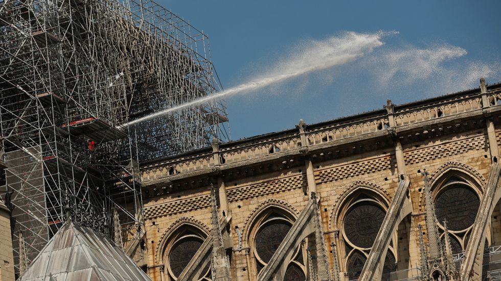 Miljarder från bland annat modeindustrin ska bidra till att bygga upp den eldhärjade katedralen Notre-Dame.