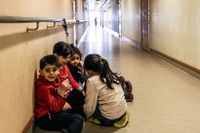 Mohammad 5, Limar 8, Miral 4, Lujain 7 sitter och leker i korridoren på Vintertullens flyktingboende.