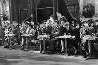 Höga tyska officerare på Café de la Paix i Paris under den tyska ockupationen av Frankrike i slutet av 1940.