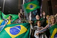 Anhängare till Jair Bolsonaro firar på Avenida Paulista i São Paulo efter segern i första omgången i söndags.