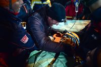 Räddningsarbetare bär Kamil Can Agdas till ambulansen efter att ha grävt fram honom i Kahramanmaras, södra Turkiet.