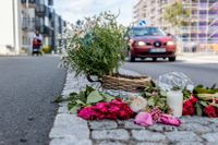 Blommor vid platsen där en kvinna dödades av en bil på Hisingen i Göteborg.