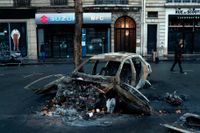 En utbränd bil dagen efter de våldsamma demonstrationerna i Paris.