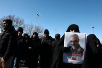 En demonstrant i Irans huvudstad Teheran håller upp en bild på Qassem Soleimani, som dödades i en amerikansk drönarattack den 3 januari i år. Arkivbild.