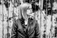 Elise Ingvarsson, född 1975, är poet. Hennes debutbok, ”Beror skrymmande på”, tilldelades Katapultpriset 2005.