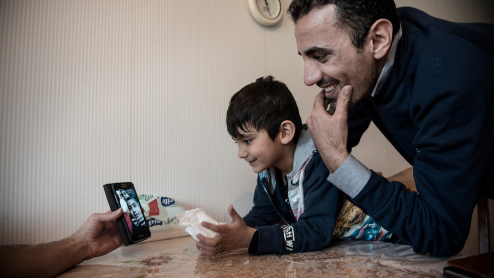 Khaled och Rodan pratar med familjen hemma i Syrien, där de oftast inte har ström förrän efter midnatt och då kan Rodan inte vara med.