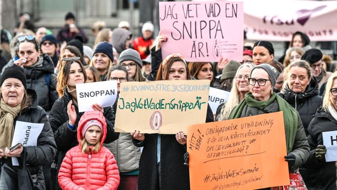 Manifestationen ”Vi vet vad en snippa är” på Medborgarplatsen i Stockholm i början av mars.