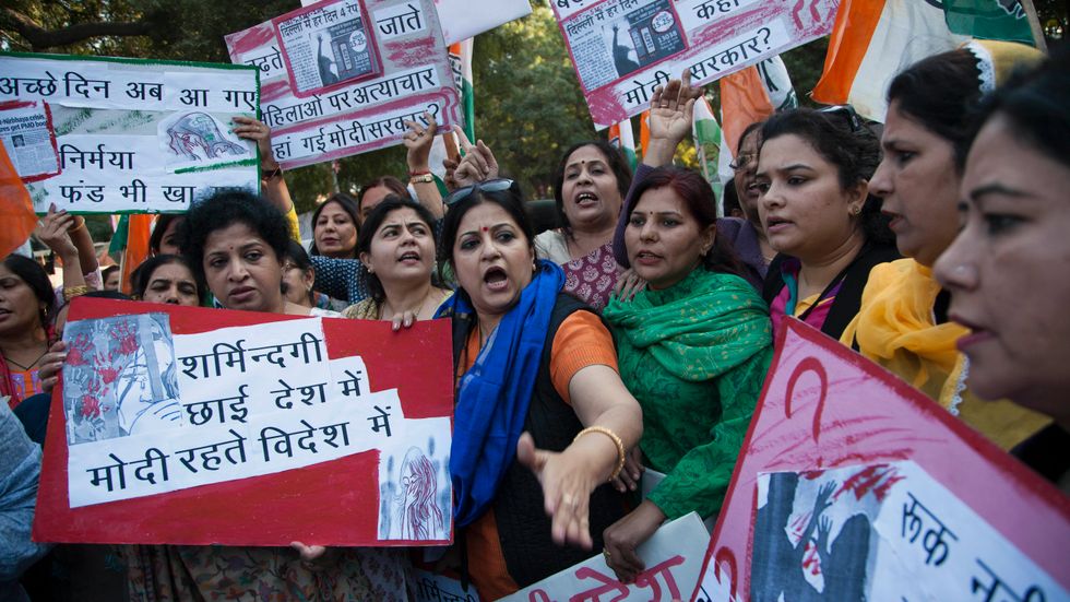 En protest mot en våldtäkt av en kvinna som åkte taxi i New Delhi.
