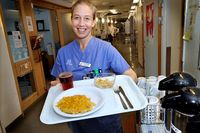 Middag på Södersjukhuset i Stockholm. Patienternas mat lagas på närbelägna Rosenlunds kök enligt traditionell storköksmetod. ”De flesta säger att maten är god här”, säger sjuksköterskan Kajsa Persson.