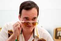Quentin Tarantino skriver på en roman. Arkivbild.