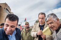 Gideon Levy tillsammans med B’Tselems fältarbetare Abdul Karim Sadi (t h) och Shaher Abu Al-Wafa i byn Zawiya på Västbanken.