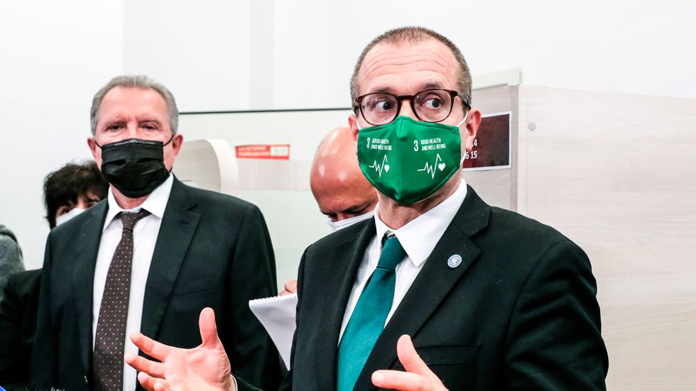 WHO:s Europachef Hans Kluge (till höger) berättar att 22 länder i Europa nu har den nya brittiska varianten av covid-viruset.
