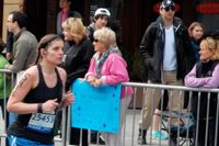 Dzjochar (vit keps) och Tamerlan Tsarnajev (svart) minuterna innan bomberna detonerade längs med målrakan i Boston Marathon.