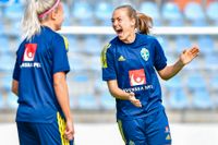 Magdalena Eriksson skrattar gott tillsammans med Hanna Glas under en träning inför fredagens VM-kvalmatch mot Slovakien.