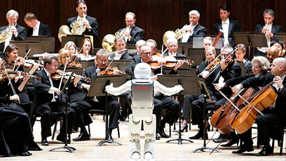 Symoniorkestern anförs av roboten Asimo.