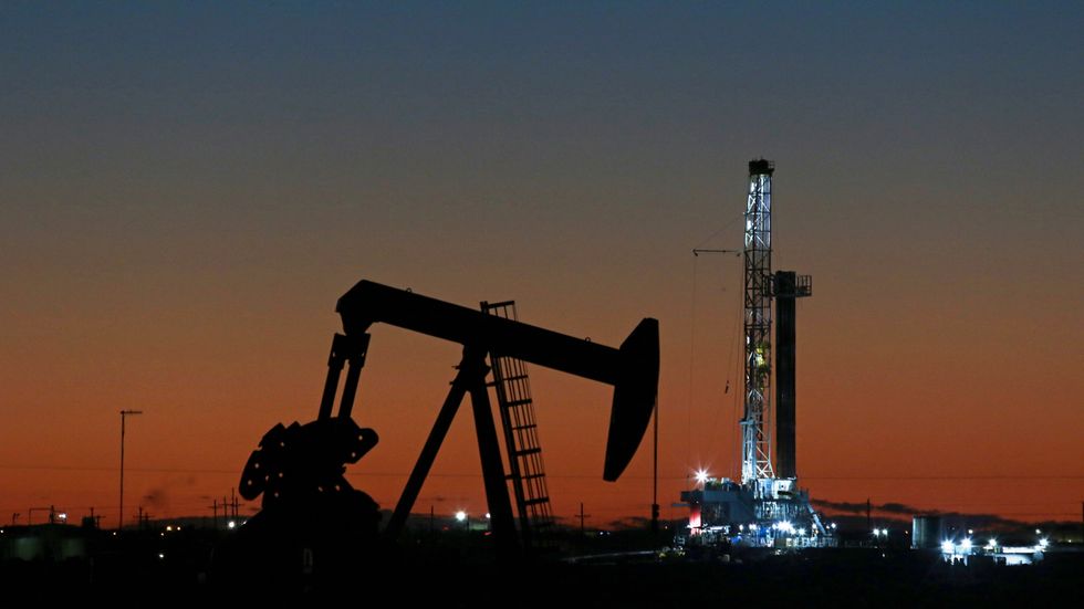 Oljepriset stiger till följd av sanktioner mot Venezuela och Iran och fortsatta produktionsbegränsningar bland oljekartellen Opecs medlemmar. Arkivbild