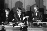 20 september 1992. Regeringens Bildts krispaket presenteras. Närvarande från vänster är Olof Johansson, Bengt Westerberg, Carl Bildt, Ingvar Carlsson, Mona Sahlin och Allan Larsson.
