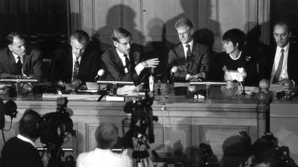 20 september 1992. Regeringens Bildts krispaket presenteras. Närvarande från vänster är Olof Johansson, Bengt Westerberg, Carl Bildt, Ingvar Carlsson, Mona Sahlin och Allan Larsson.