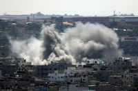 Rök över Gaza city efter israelisk raketbeskjutning på fredagen.