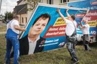 Hannes Loth, den första borgmästaren någonsin från Alternativ för Tyskland, plockar ner sina valplakat.